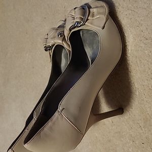 Guess Cream Patent Heels